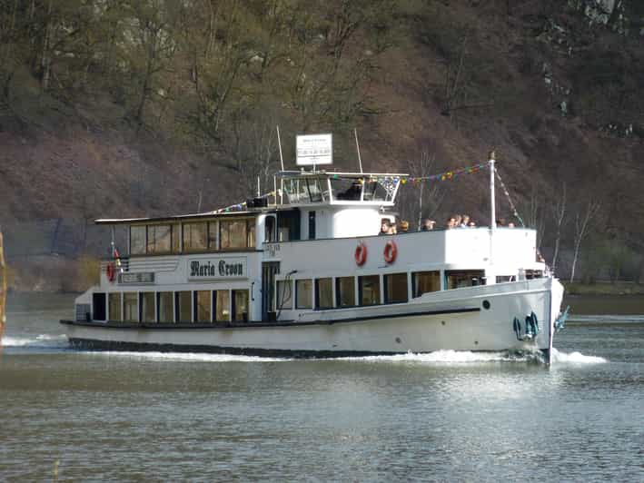 1 hour boat cruise with fragrant coffee and homemade strudel - A short cruise on an old Prague ship