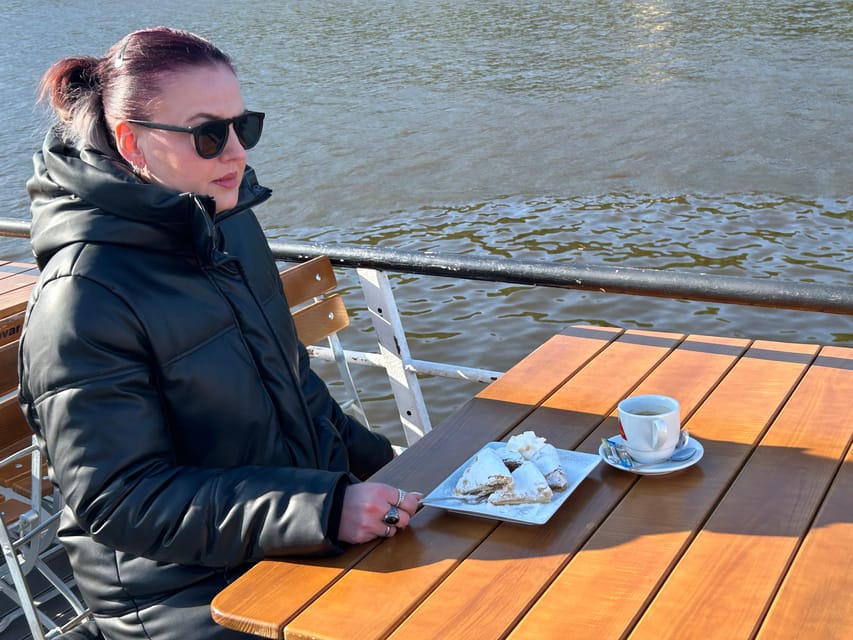 1 hour boat cruise with fragrant coffee and homemade strudel - Coffee, tea, and homemade apple strudel