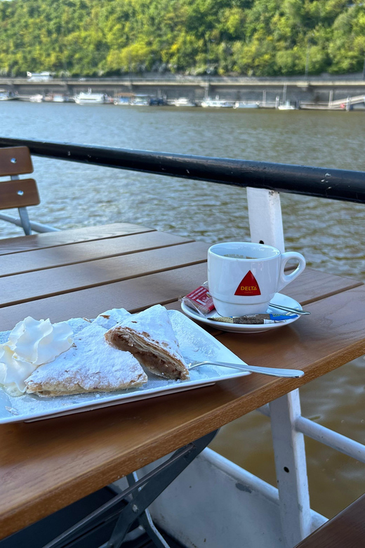 1 hour boat cruise with fragrant coffee and homemade strudel - The best time and season to go