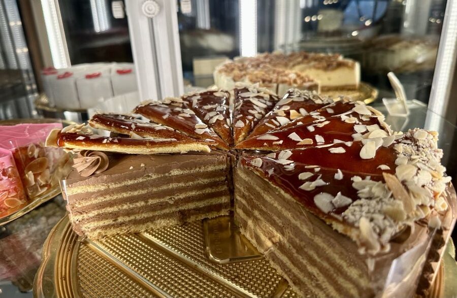 Budapest: Coffee House Tour with Cofffee & Dessert Tasting - The guide’s role: food, monuments, and local context