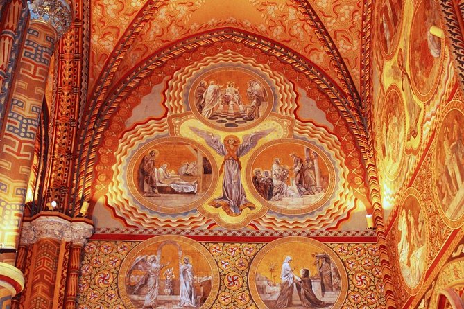 Castle District tour with Matthias Church Ticket & Cake & Coffee - Sándor Palace brings the district into modern Hungary