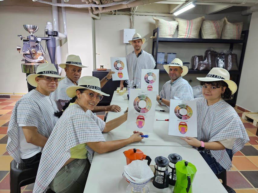 Coffee Experience with roasting show in Comuna 13 - Tasting and evaluating two specialty coffees