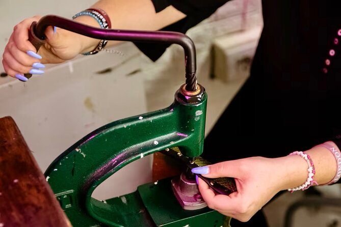 Create your own leather wallet in Florence + coffee - A small class with room for real help