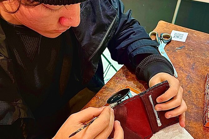 Create your own leather wallet in Florence + coffee - What the two-and-a-half-hour schedule feels like