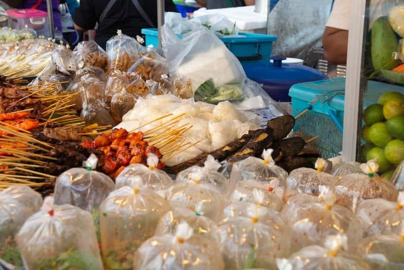 From Bangkok: Don Wai Market, Wat Samphran & Lotus Café Tour - Du Bua Café: lotus ponds and a slower afternoon