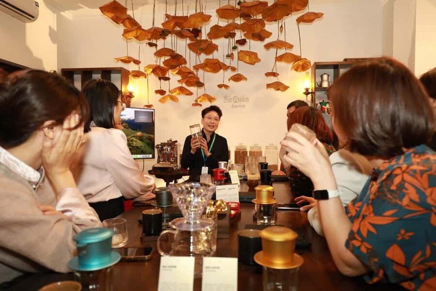 Hanoi: Hands-On 5 Vietnamese Coffees & 3 Local Wines Tasting - Traditional tools and the rhythm of a Vietnamese brew