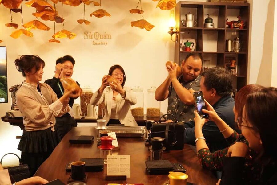 Hanoi: Hands-On 5 Vietnamese Coffees & 3 Local Wines Tasting - The guide makes the difference