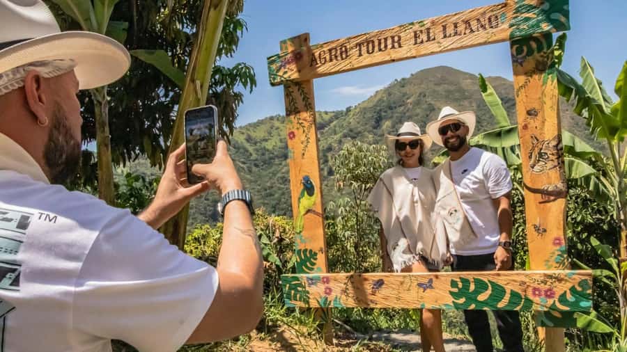 Medellin: Coffee and fruit tour - Dressing like an Antioquian farmer