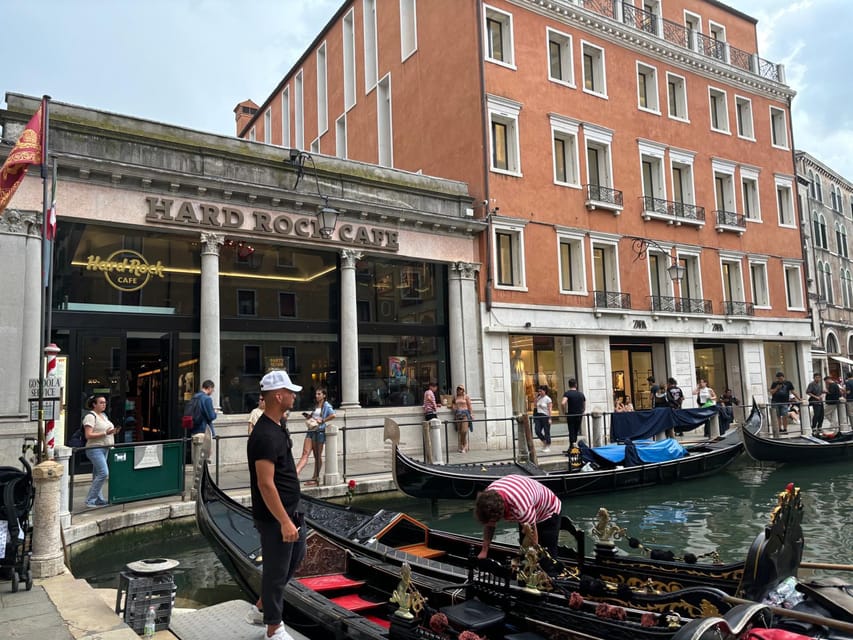 Venice Delights: Coffee & Food Experience Walking Tour - Meeting near Rialto and getting started