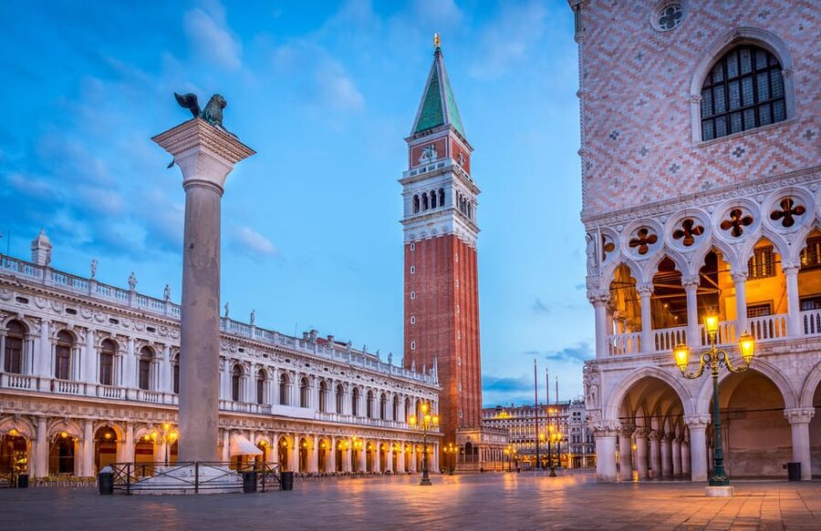 Venice Delights: Coffee & Food Experience Walking Tour - Following coffee from Venetian trade to café culture