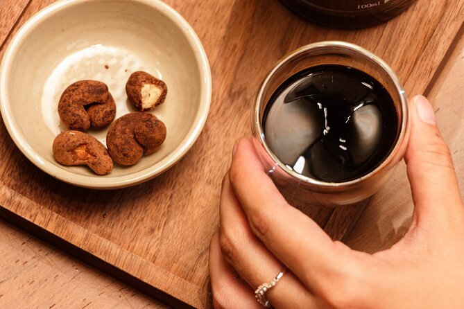 Vietnamese Coffee & Culture Exploration in Hồ Chí Minh City - Hearing the beans crackle during the roast